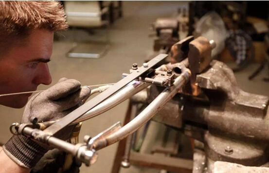 工匠，就是某个领域有着特殊手艺，在这个特定的领域里全身心投入，刻苦钻研，耗费一生心血为之奋斗的“手艺人”。各行各业中都有很多工匠，例如：木匠、石匠、画匠、建筑匠等等......