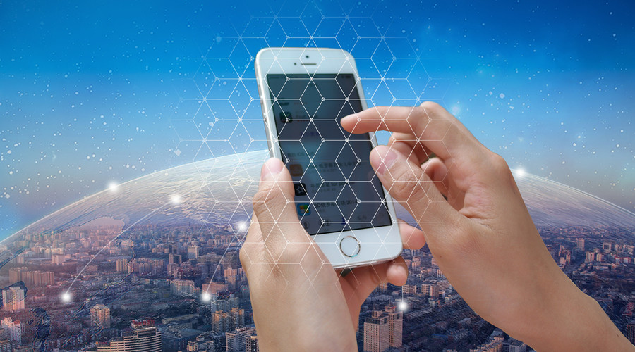 用户在哪里,企业的营销推广就在那里布局!当低头族已经成为一个社会现象的时候,我们知道一个趋势不可阻挡,那就是移动互联网已经和我们的生活密切相关了,对于利用网站进行影响和宣传的企业来说,手机网站上线实在不行。